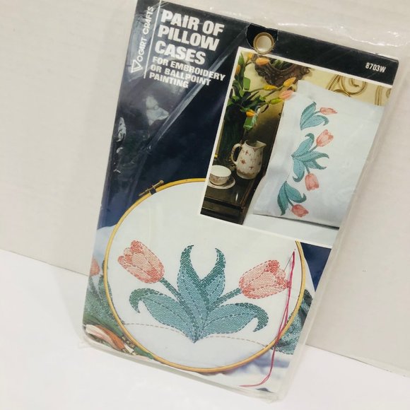 NEW Stamped Pillow Cases Tulips Vogart 8703W Embroidery Paint Full Queen Sealed - Picture 1 of 4